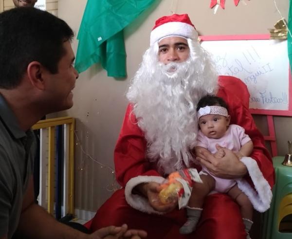 Pikachu distribuiu presentes para crianças carentes do bairro onde nasceu