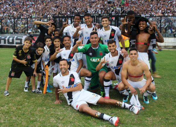 Goleiro comemora ao lado dos companheiros a vaga para a Libertadores de 2018