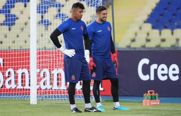 Gabriel Félix treinando ao lado de Martin Silva. Uruguaio é o maior ídolo do goleiro vascaíno