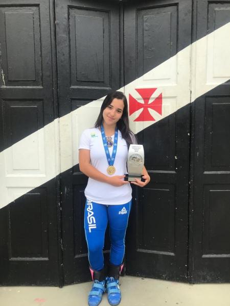 Emily Rosa foi ouro e melhor atleta do Brasileiro Sub-20 e prata no Brasileiro adulto de Levantamento de Peso