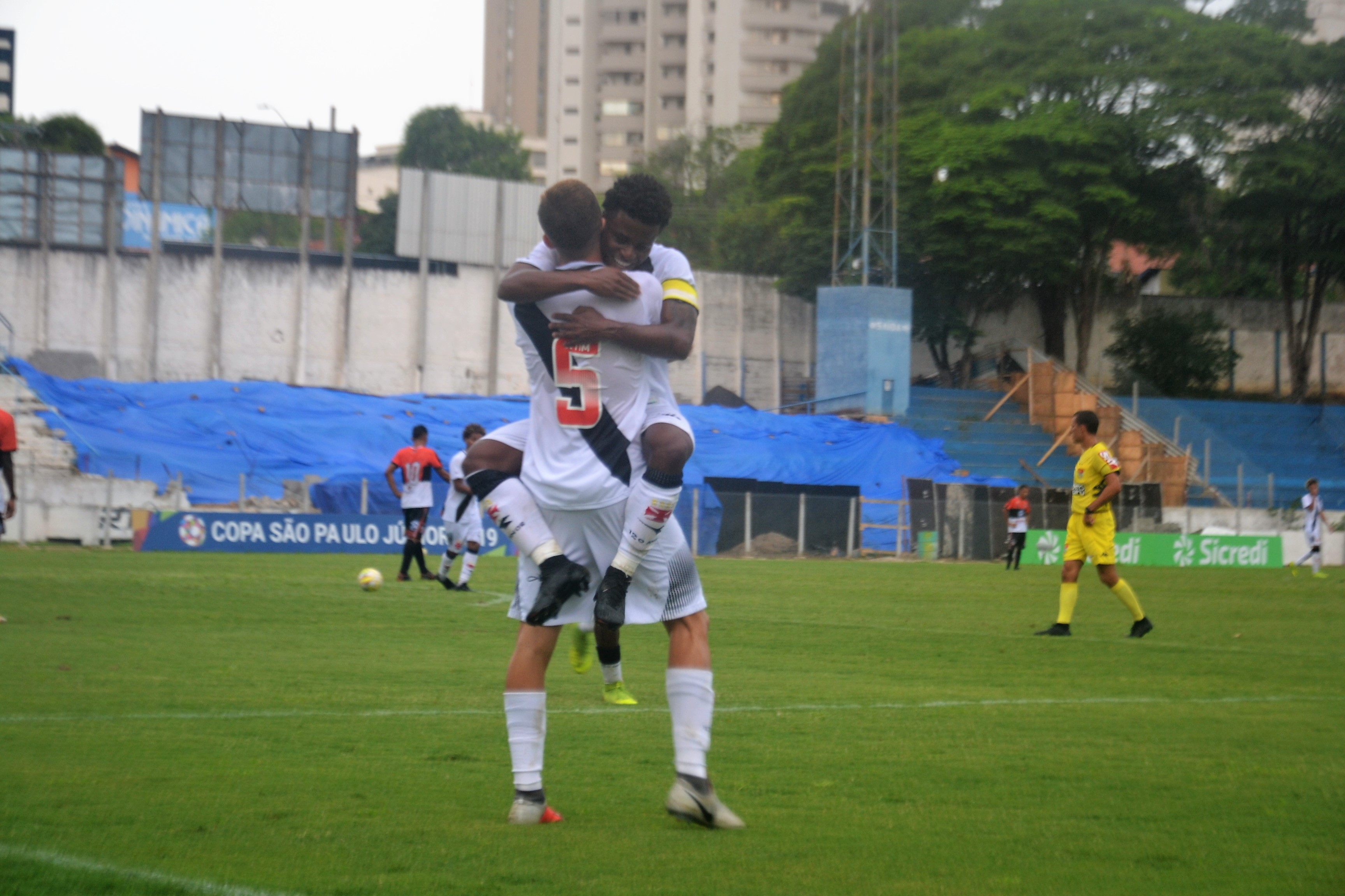 Caio Lopes e Lucas Santos vibram após um dos gols do Vasco