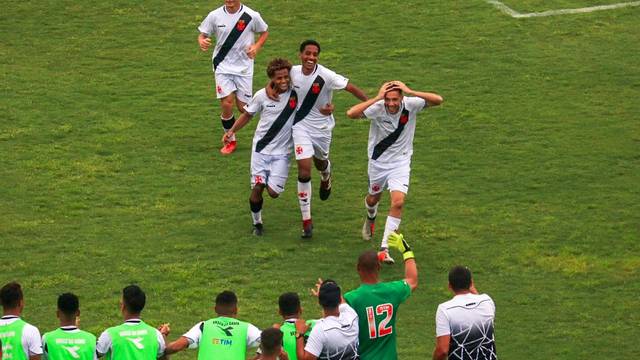 Caio Lopes põe a mão na cabeça para comemorar gol pelo Vasco