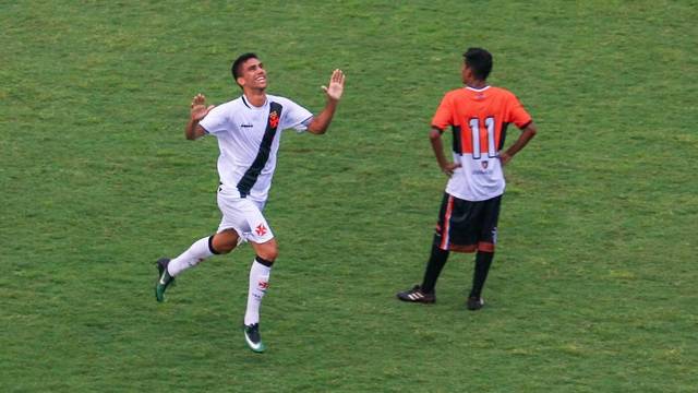 Tiago Reis festeja gol pelo Vasco