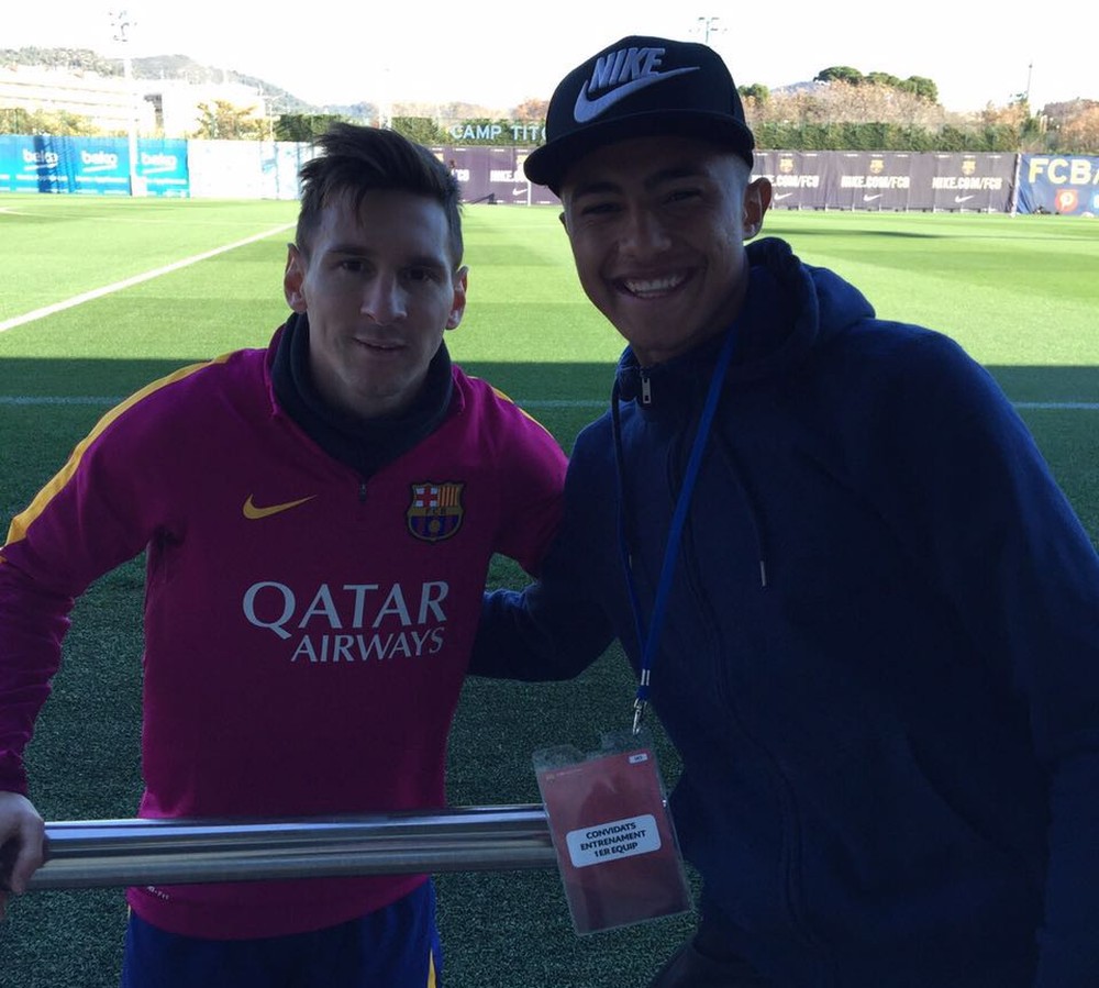 Werick com Lionel Messi em La Masia, a academia de formação de jogadores do Barcelona