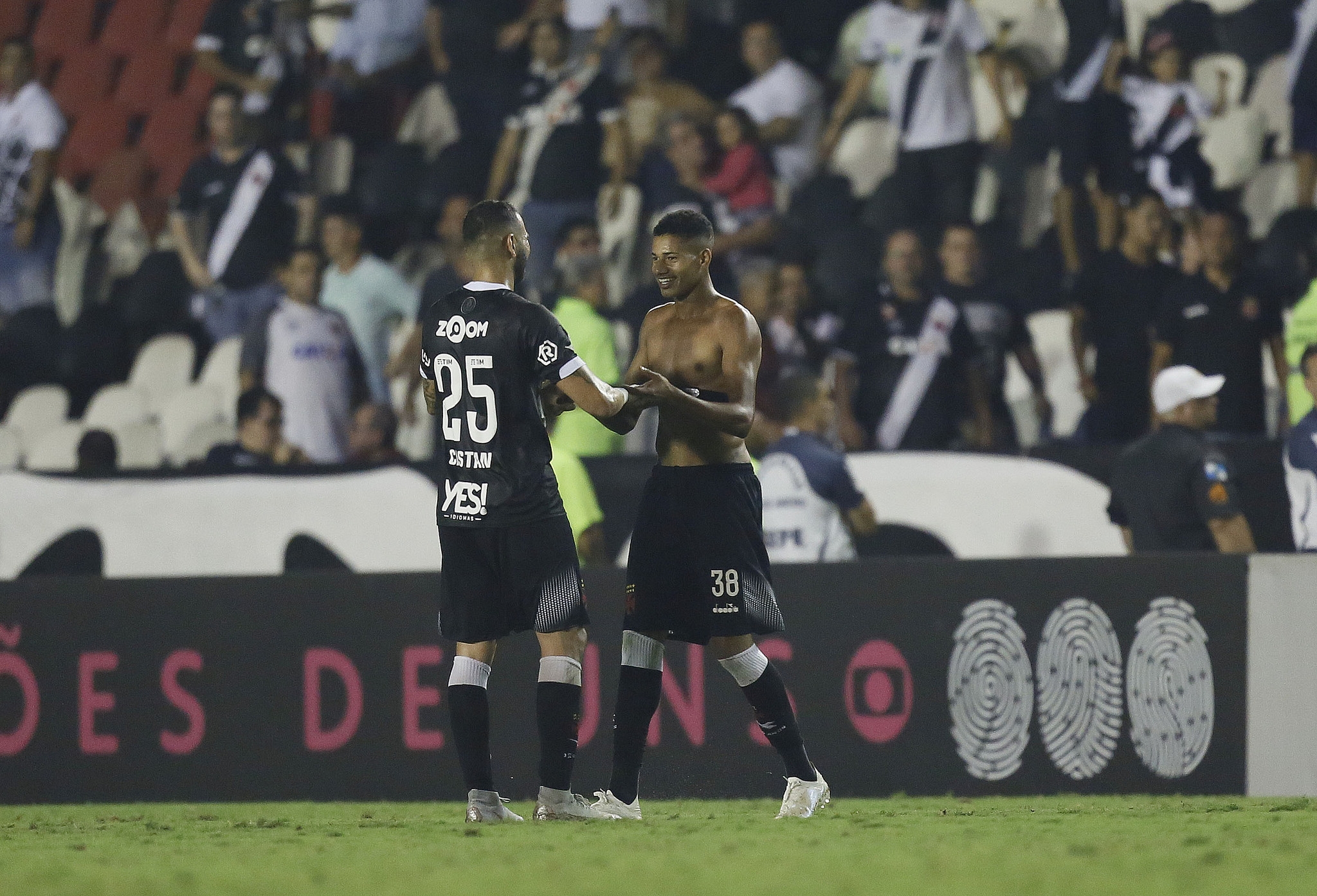 Marrony abraça Castan após gol que marcou na partida diante do Bahia em 2018