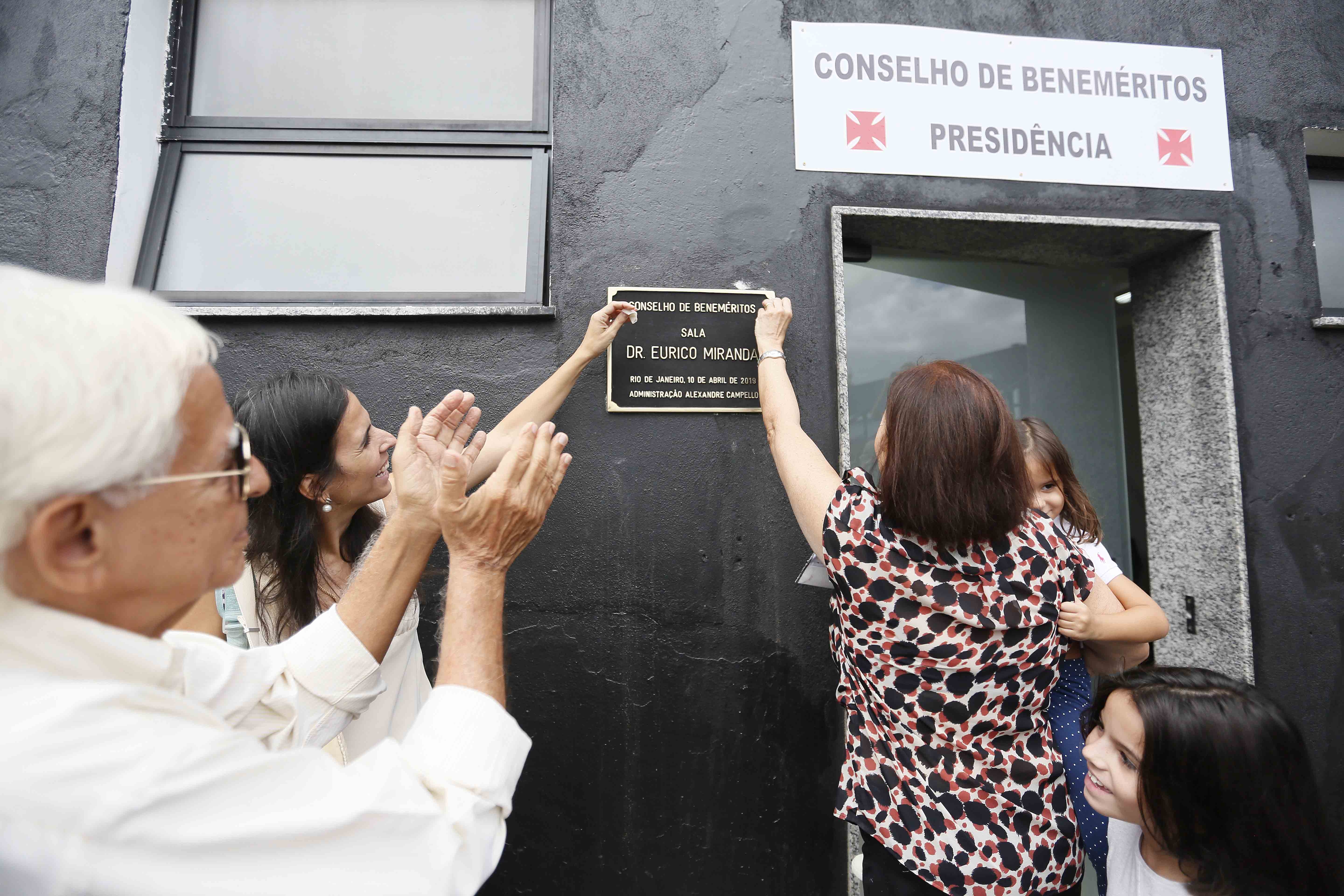 Esposa de Eurico, Sylvia Miranda retira bandeira e inaugura placa