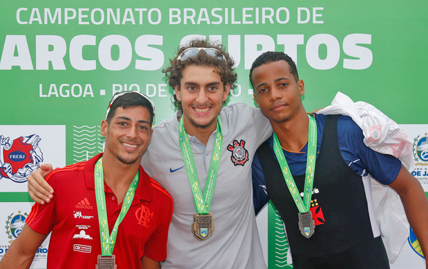Da esquerda para a direita: Piedro Xavier, Tomás Levy e Breno Robert, medalhistas do Troféu Brasil de Barcos Curtos na categoria Single Skiff Masculino Júnior