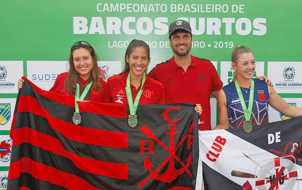Da esqueda para a direita: Maria Clara Lewenkopf, Milena Viana e Chloé Delazeri, medalhistas no Brasileiro de Barcos Curtos, categoria Single Skiff Feminino Sub 23