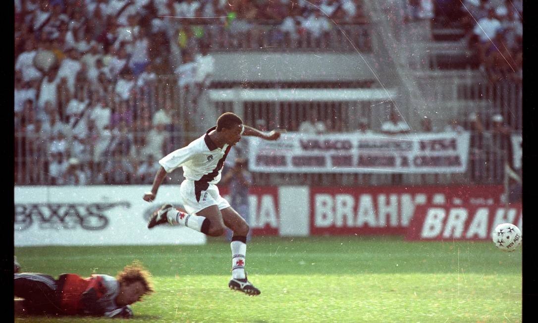 Dener deixa o goleiro para trás em vitória do Vasco sobre o Volta Redonda em janeiro de 1994