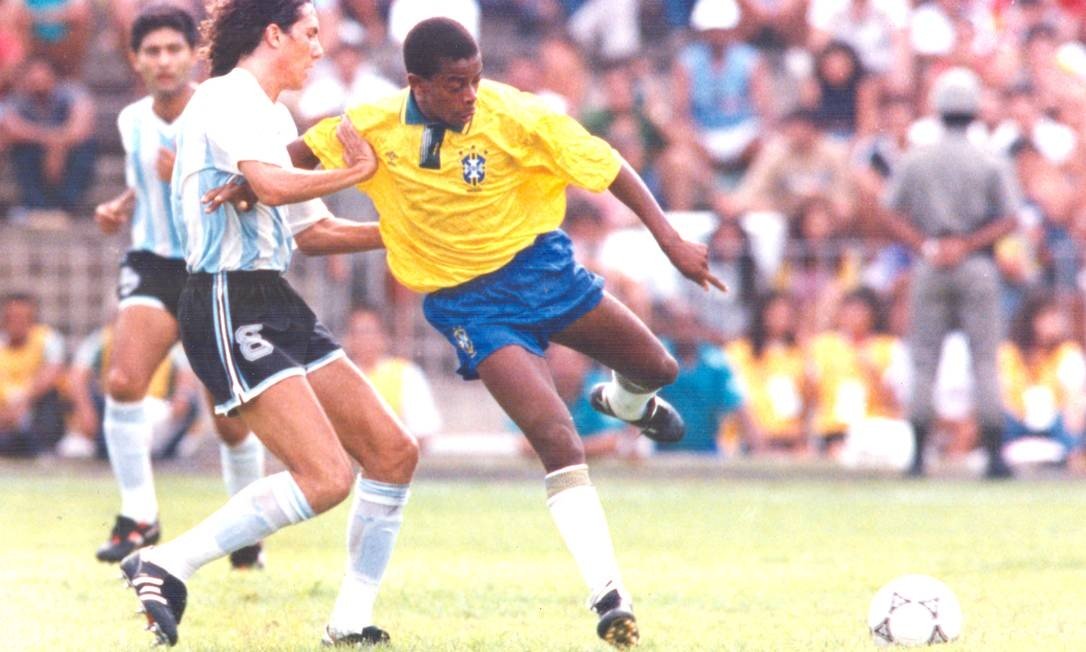 Dener defendendo a seleção brasileira pré-olímpica contra a Argentina em 1992