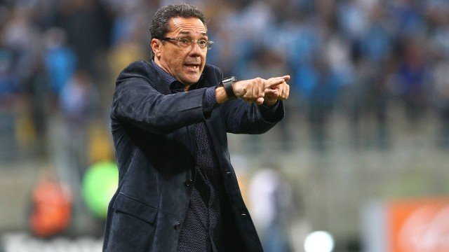 Vanderlei Luxemburgo tem a missão de aplacar crise no futebol do Vasco