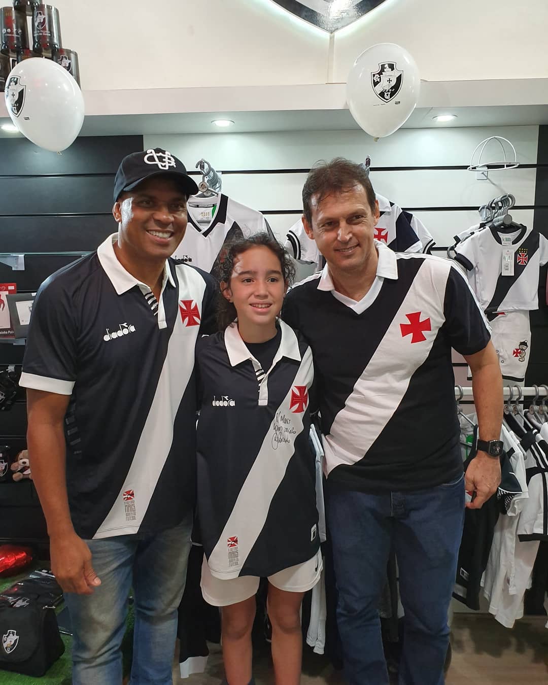 Donizete e Sorato com a torcedora Mariana Gontijo na inauguração da loja Gigante da Colina em Copacabana