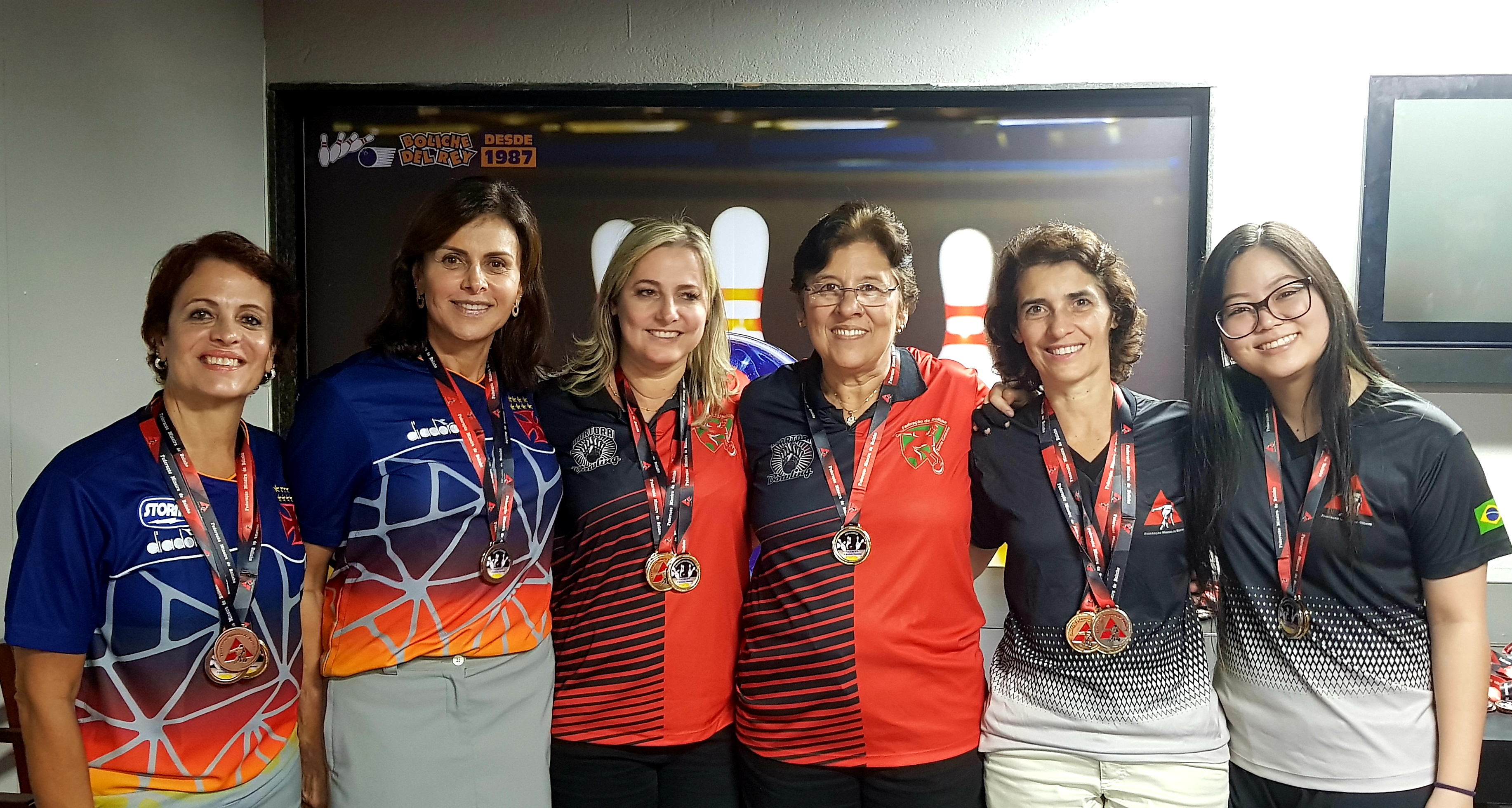 As medalhistas vascaínas Lucia/Lea (bronze) no pódio com Marizete/Dayse, do Dartora-SC (ouro) e Jacqueline/Aline, do BH Bowling-MG (prata)