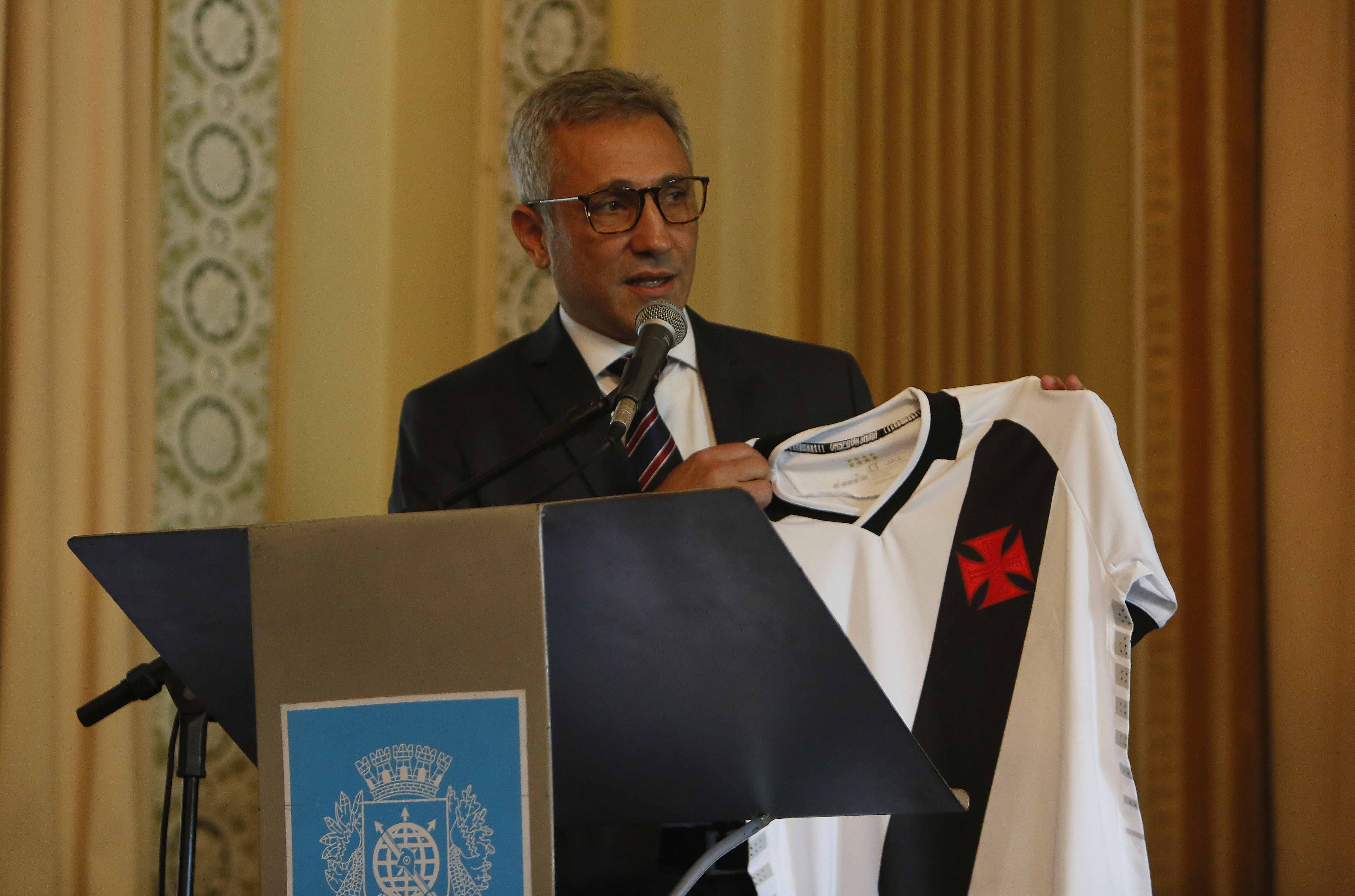 residente Alexandre Campello presenteou Crivella com uma camisa do Vasco