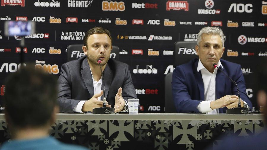 Mazzuco (à esquerda) é apresentado como novo diretor de futebol do Vasco por Campello