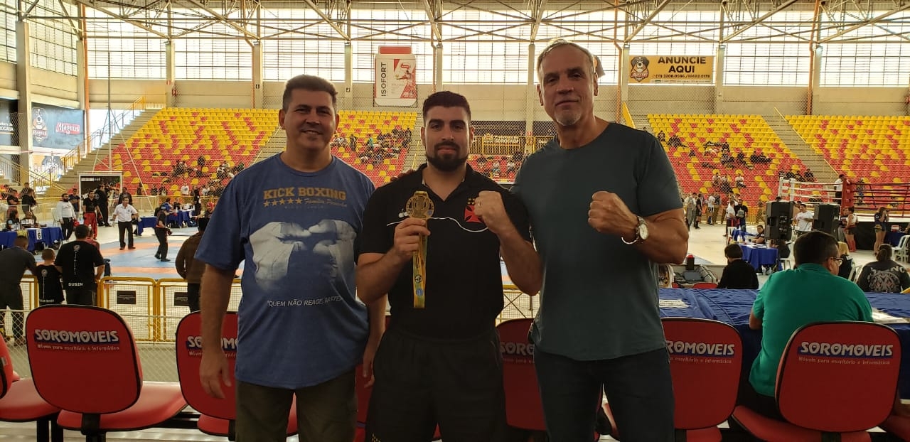 Phill com a medalha de ouro ao lado do Presidente da Confederação Brasileira de Kickboxing, Paulo Zorello, e Capitulino Gomes, da Federação de Kickboxing do Rio de Janeiro