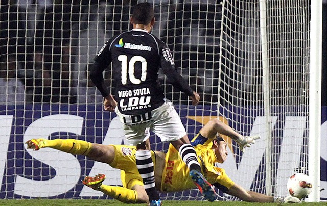 Diego Souza acabou desperdiçando chance clara de gol em confronto que eliminou o Vasco contra o Corinthians na Libertadores