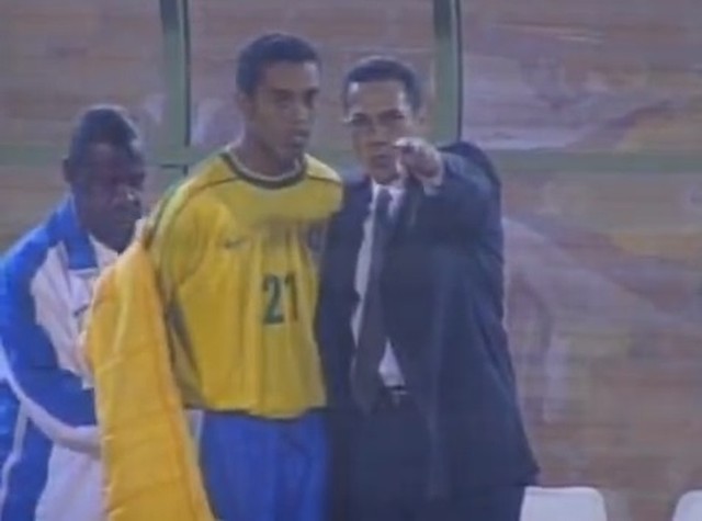 Luxemburgo coloca Ronaldinho Gaúcho no segundo tempo de jogo contra a Venezuela, em 1999