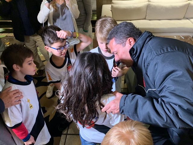 Luxemburgo dá autógrafo a crianças torcedoras do Vasco