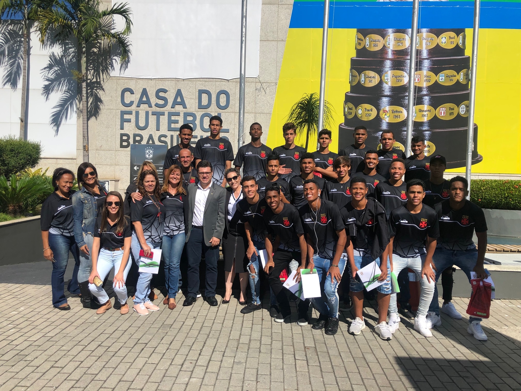 Atletas que moram em São Januário conheceram o Museu da Seleção Brasileira