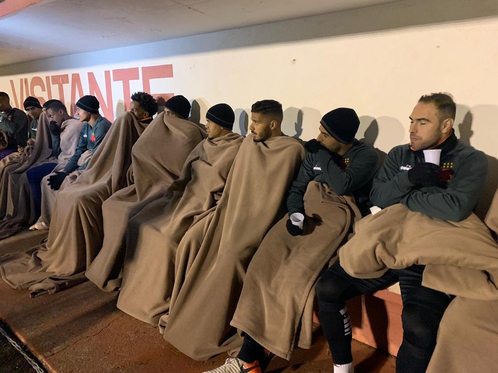 Jogadores do Vasco se protegem do frio com cobertores