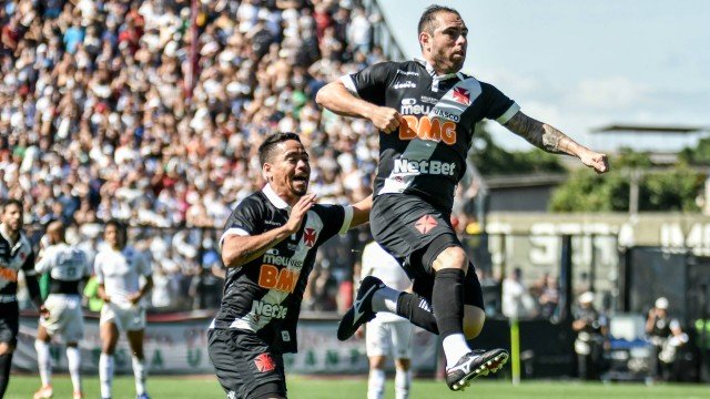 Bruno César (D) comemora o gol do Vasco com Pikachu, em São Januário