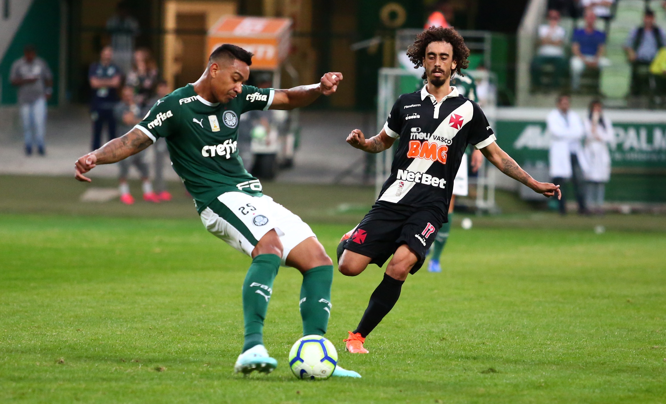Valdívia pressiona saída de bola do Palmeiras no início