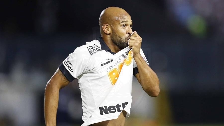 Volante Fellipe Bastos comemora seu gol pelo Vasco sobre o São Paulo e beija o escudo cruz-maltino