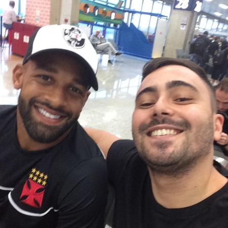Fellipe Bastos e Juninho em encontro inesperado em aeroporto: viajaram no mesmo voo e lado a lado
