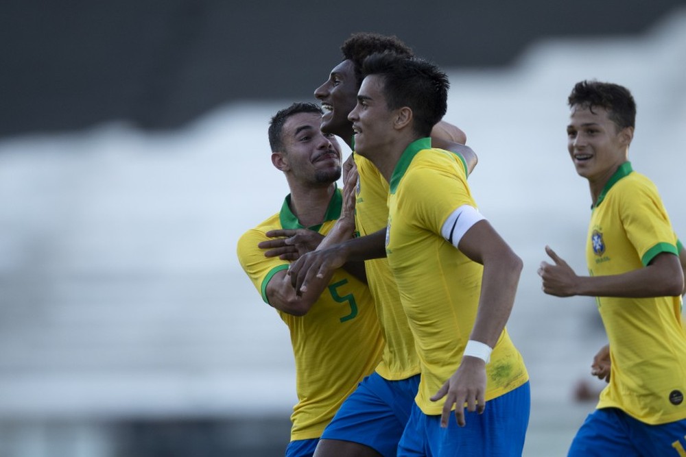 Reinier e Talles Magno comemoram gol pela seleção brasileira sub-17