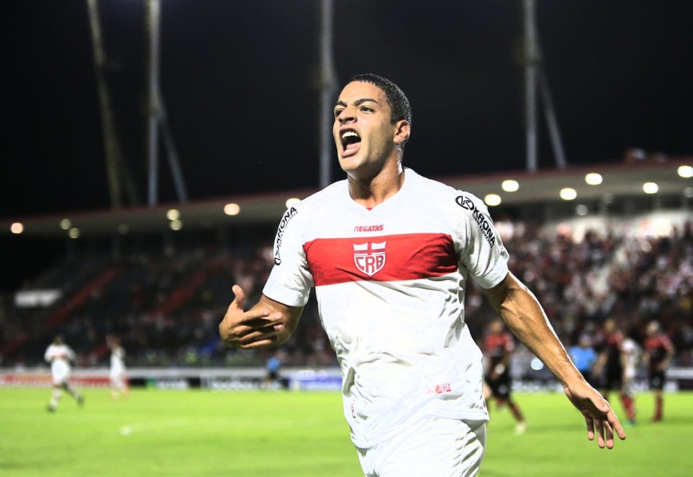 Felipe Ferreira festeja gol pelo CRB