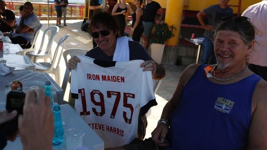 Baixista Steve Harris, do Iron Maiden, com a camisa personalizada que ganhou do Vasco