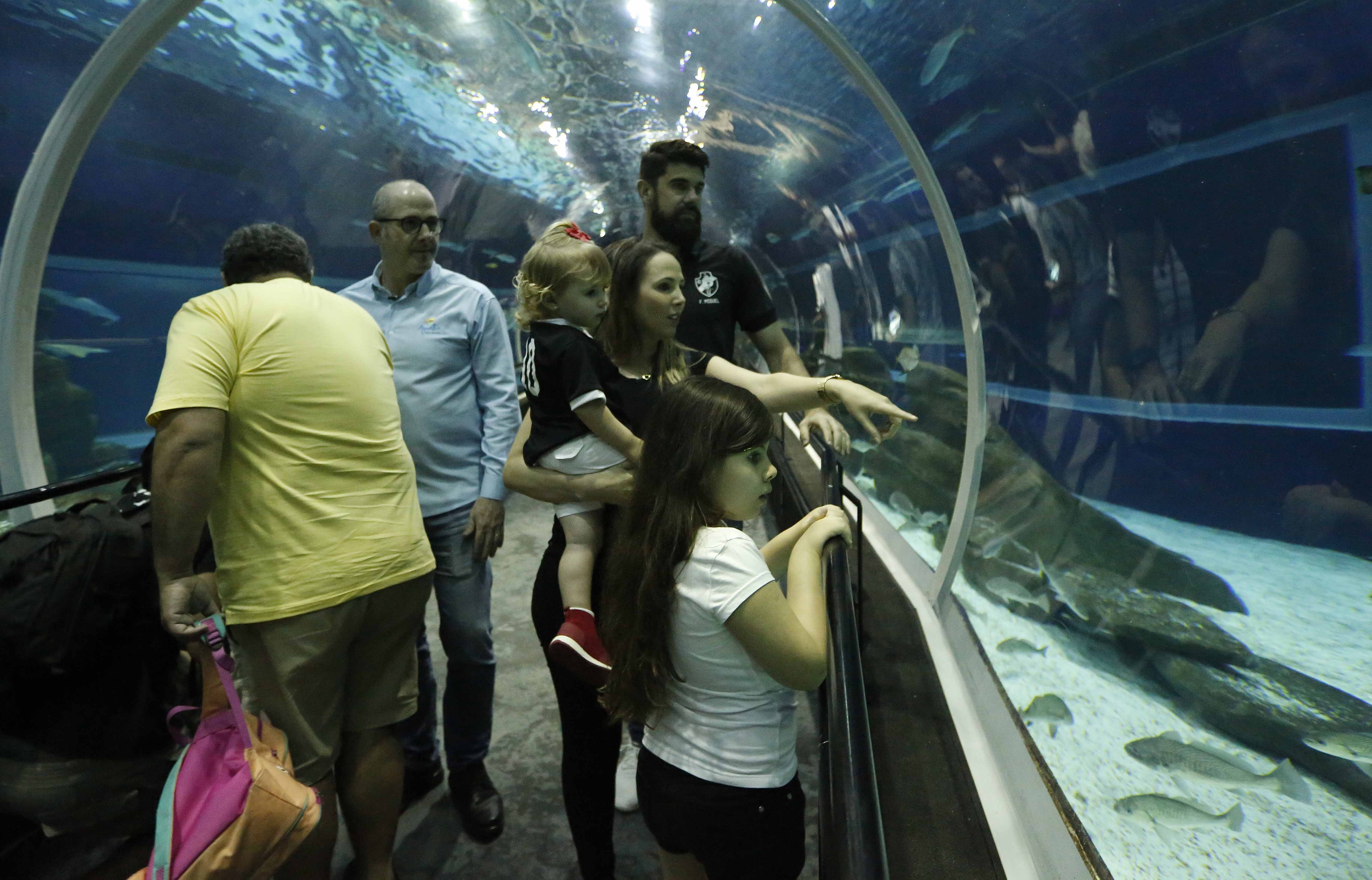 Fernando e a família curtindo o passeio no AquaRio