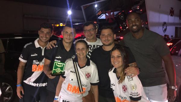 Bruno Gomes posa para foto com os pais e irmãos após marcar 1º gol como profissional do Vasco