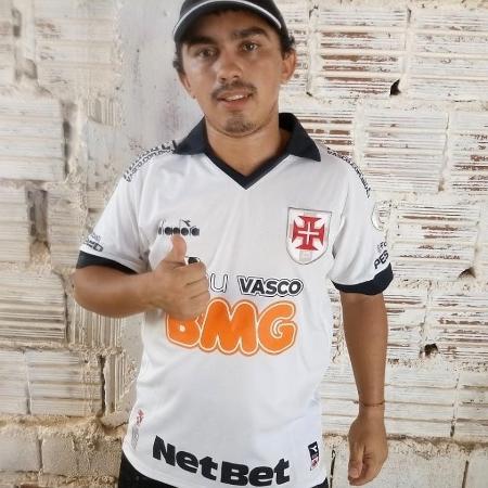 Paraibano Raylson Silva com a camisa que ganhou de Talles Magno, atacante do Vasco