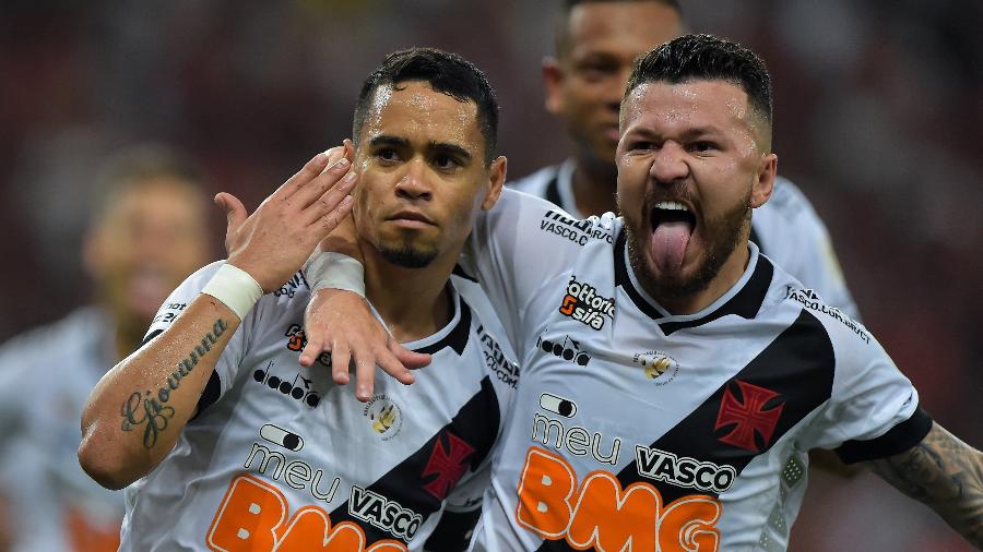 Yago Pikachu e Rossi comemoram gol do Vasco, contra o Flamengo, no empate épico em 4 a 4 no Maracanã