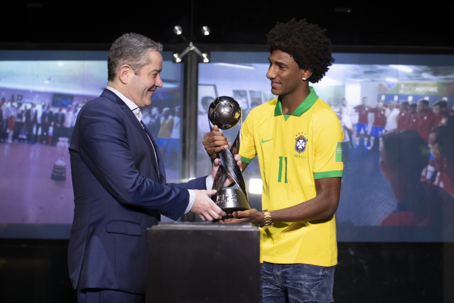 Talles Magno recebe medalha de campeão mundial Sub-17 na sede da