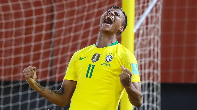 Em jogo de número 100 com camisa do Brasil, Mauricinho marca três gols na estreia da Copa do Mundo