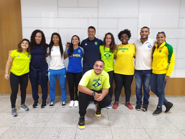 Laura Nascimento (camisa branca), Amanda Souza (camisa azul) e Renan de Sena (camisa branca)