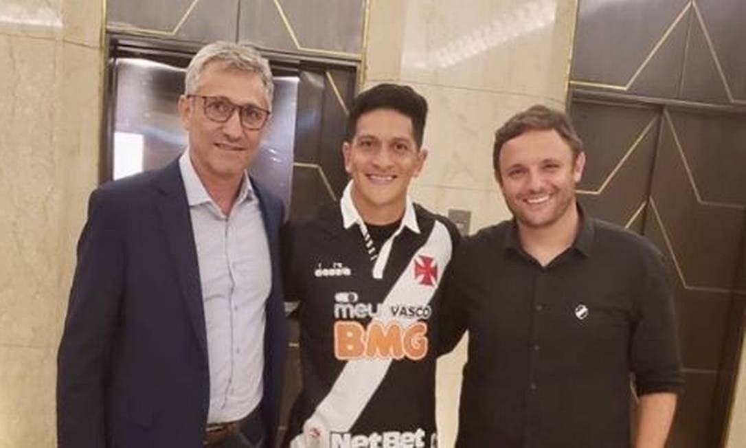Germán Cano posa ao lado de Alexandre Campello e André Mazzuco