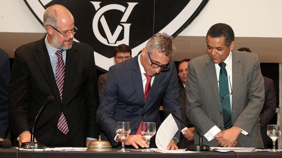 R. Monteiro (presidente do Deliberativo), Campello (presidente do Vasco) e Edmilson Valentim (presidente do Fiscal)