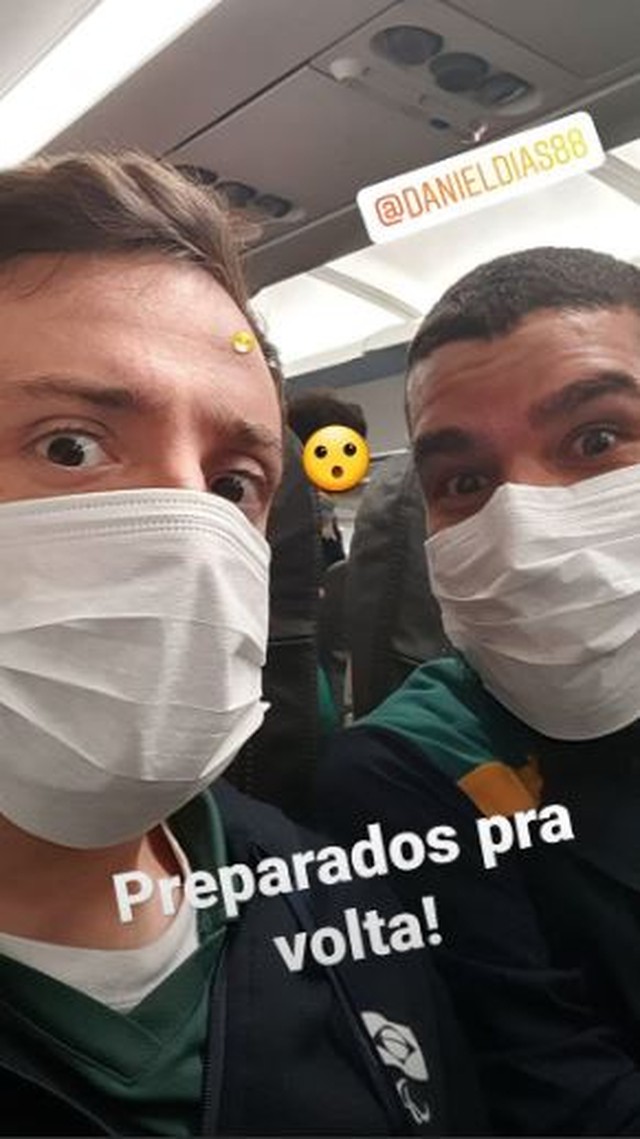 Daniel Dias e Roberto Rodriguez usam máscaram no avião na volta da delegação ao Brasil