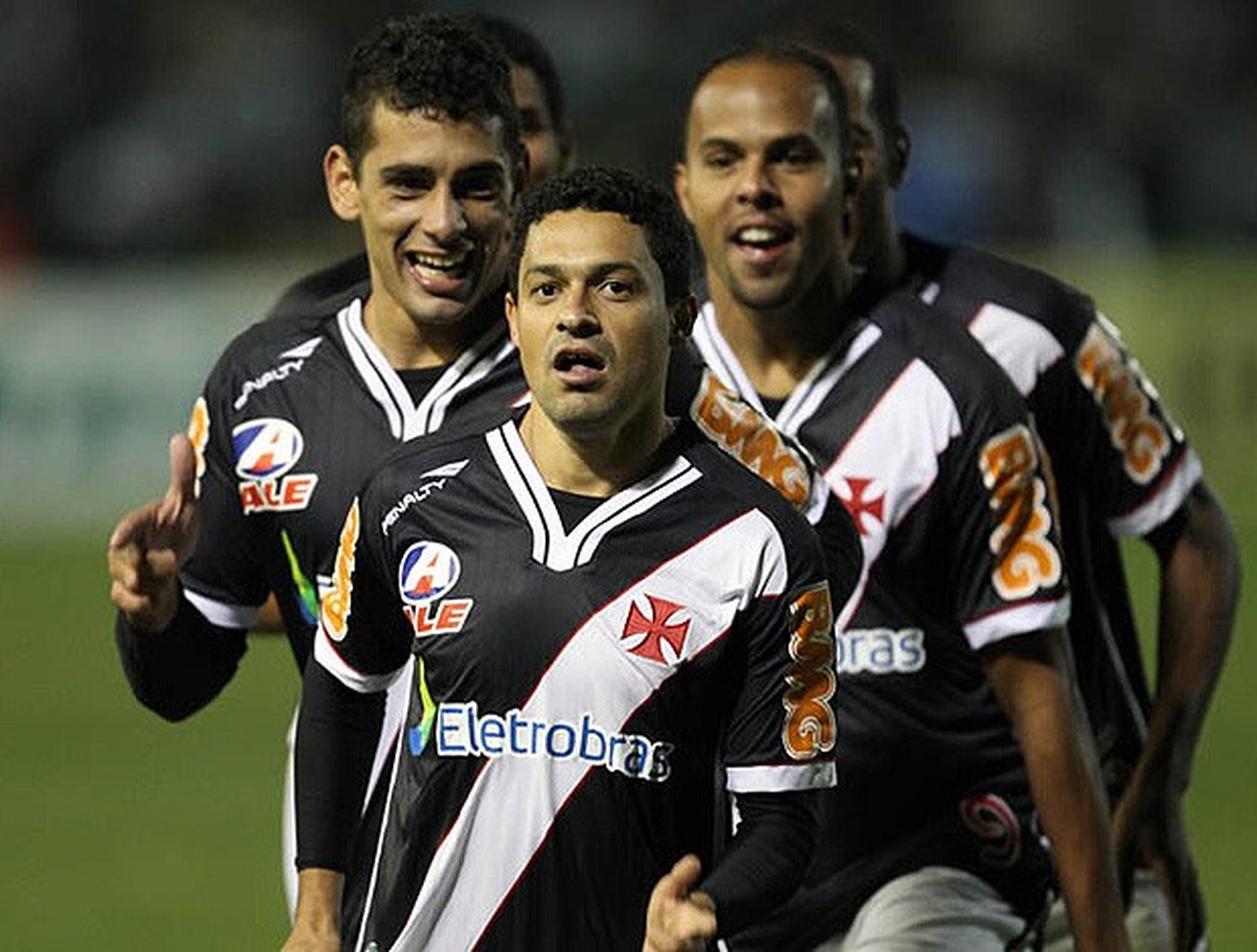 Eder Luís, Diego Souza e Alecsandro comemoram o gol do título do Vasco