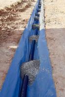 Execução dos tubos coletores nas valas de drenagem