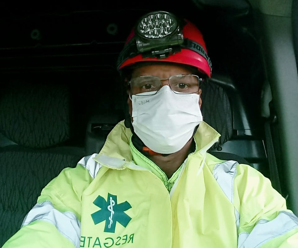 Sidnei, ex-Vasco, no volante de uma das ambulâncias que dirige como condutor-socorrista