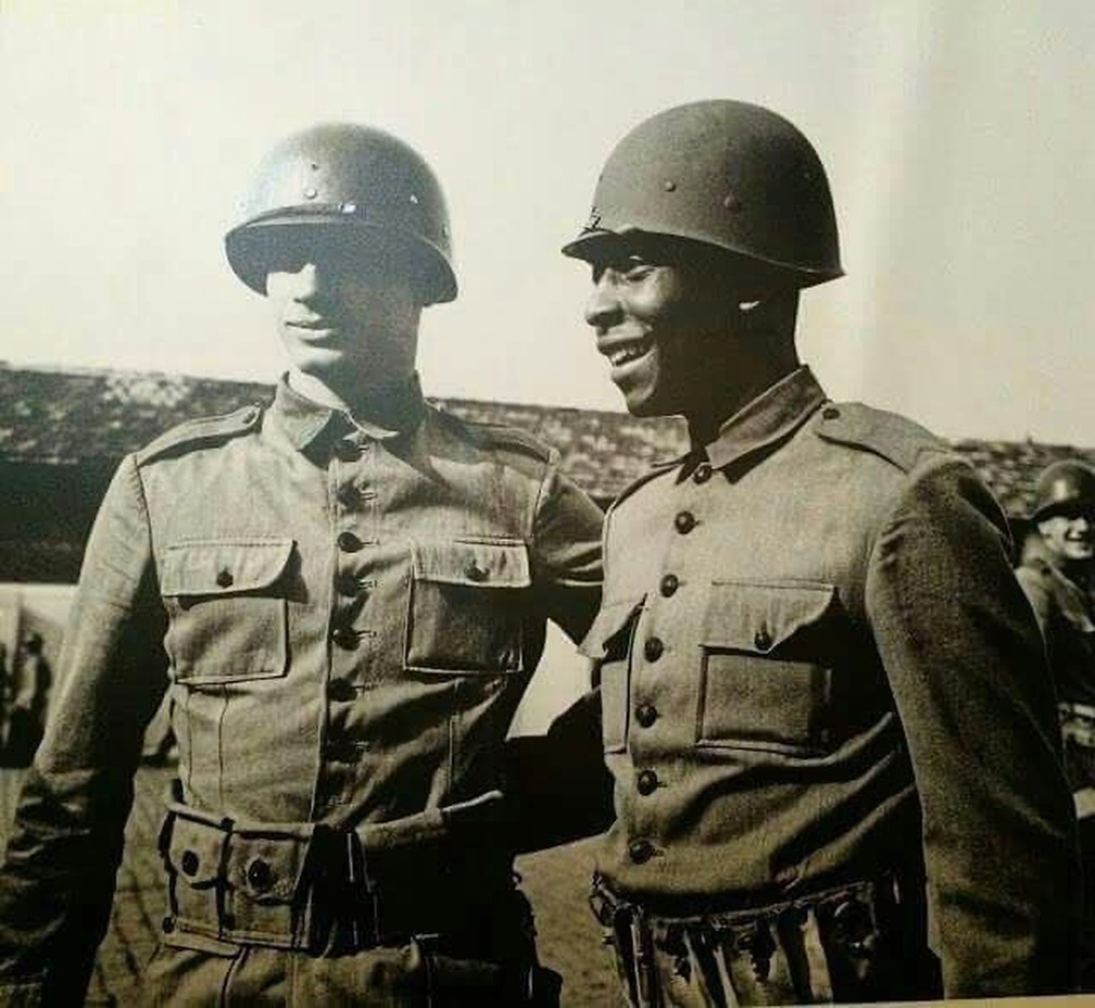 Foto histórica de Célio Taveira e Pelé no Exército: juntos, eles foram campeões do Sul-Americano das Forças Armadas em 1959