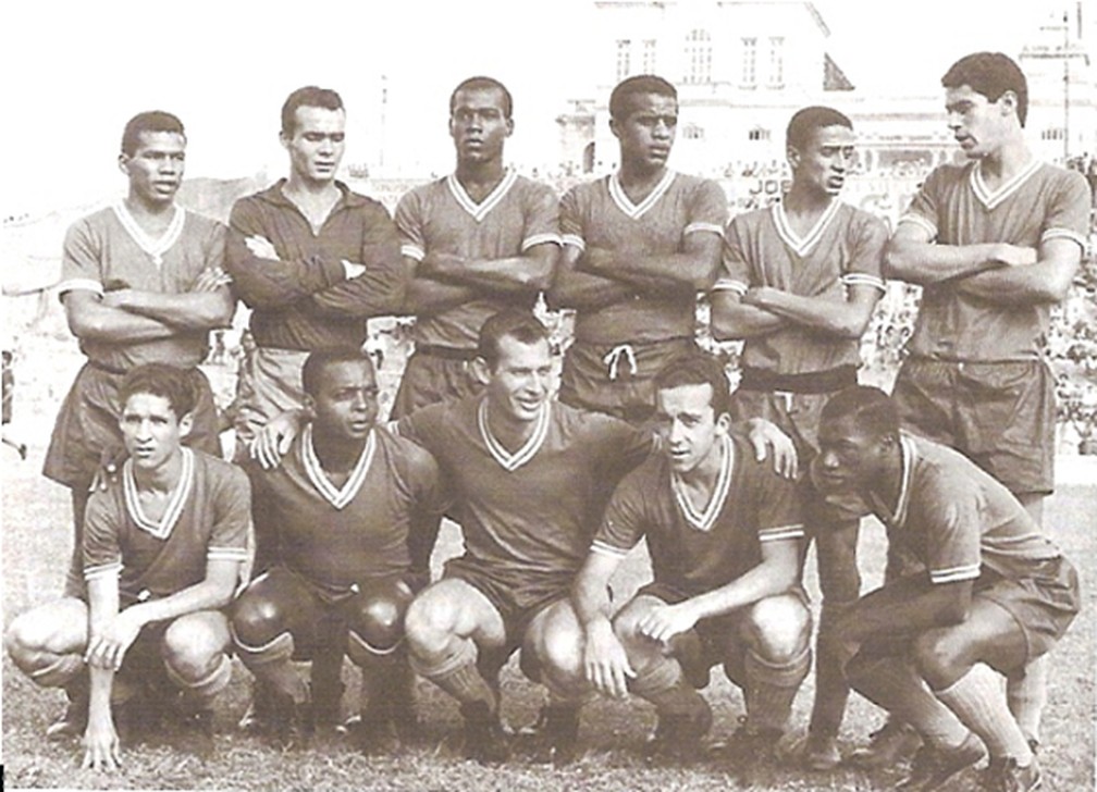 Seleção Brasileira de 1966: Em pé: Fidélis, Ubirajara, Denílson, Ditão, Altair e Edson; Agachados: Nado, Lima, Célio, Tostão e Edu