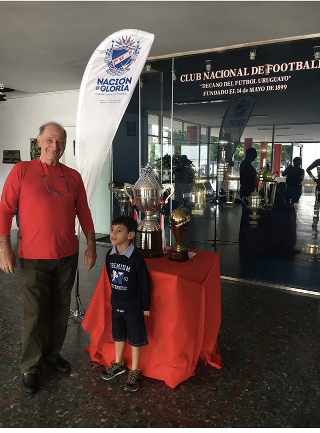 Célio Taveira leva o neto para conhecer a sede do Nacional-URU: uma paixão correspondida pelo clube