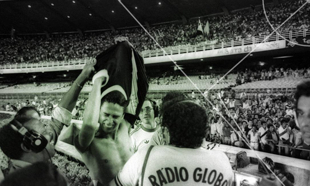 Campeonato Brasileiro - 1980 - Taça de Ouro - Fase Semifinal - Corinthians 2 x 5 Vasco - Emocionado, Roberto tira a camisa e joga para a torcida