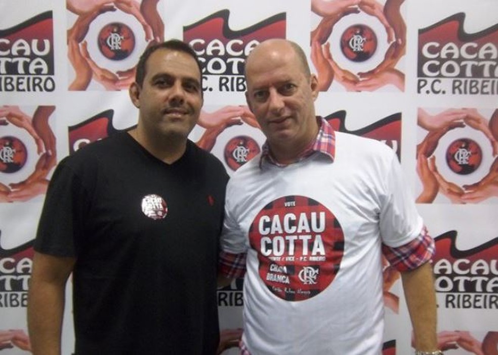 Luiz Mairovitch (à direita) posa para foto com Cacau Cotta, então candidato